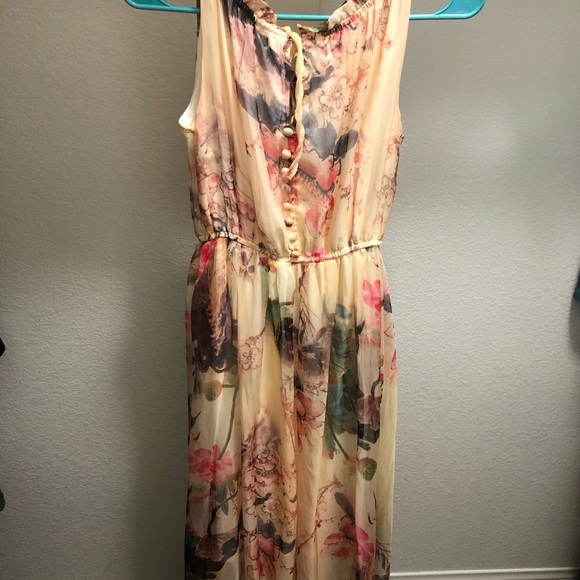 Beautiful Flowy Maxi Dress - Picture 2 of 5
